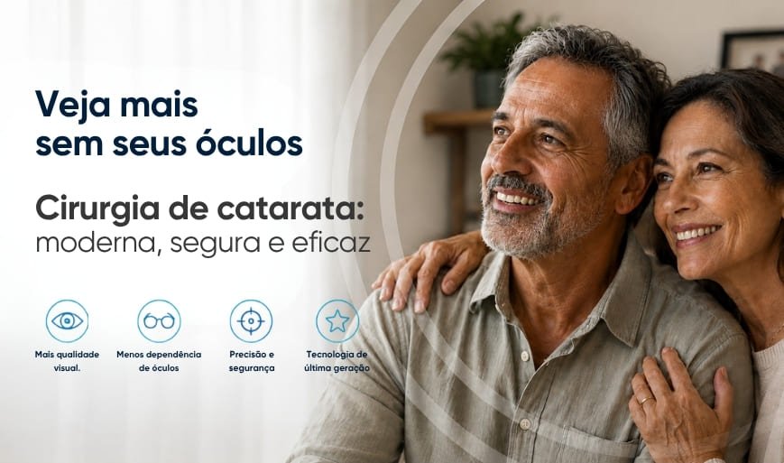 Casal satisfeito após cirurgia de catarata com lente intraocular premium RayOne Galaxy realizada pelo Dr. Diego Vieira, oftalmologista em Lavras, MG — mais qualidade visual e menos dependência de óculos