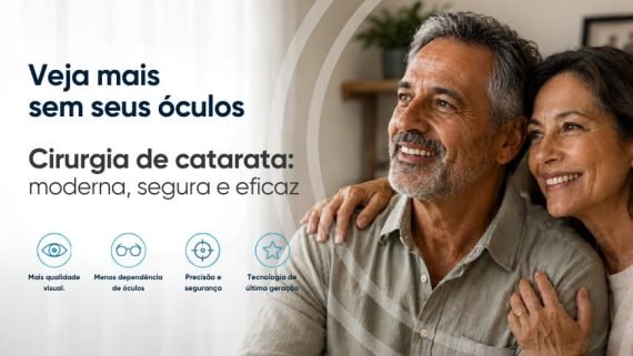 Casal satisfeito após cirurgia de catarata com lente intraocular premium RayOne Galaxy realizada pelo Dr. Diego Vieira, oftalmologista em Lavras, MG — mais qualidade visual e menos dependência de óculos