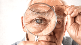 Cirurgia de Catarata em Lavras com Dr. Diego Vieira – paciente idoso em avaliação oftalmológica