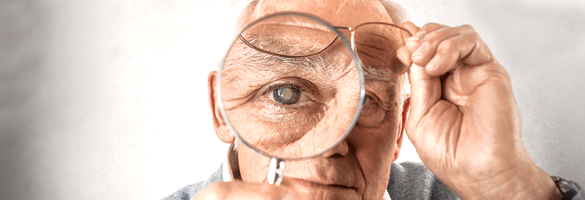 Cirurgia de Catarata em Lavras com Dr. Diego Vieira – paciente idoso em avaliação oftalmológica